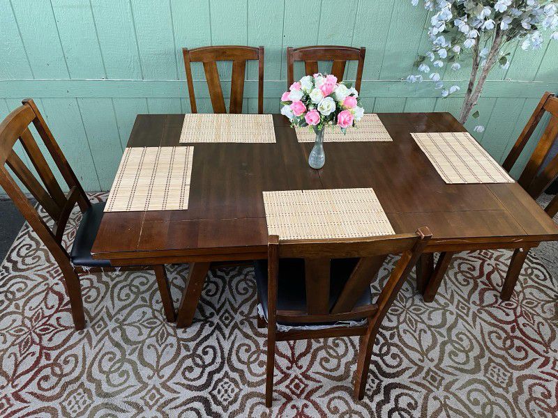 Solid Wood Dining Table With 5 Matching And Confortable Cushion Chairs.  