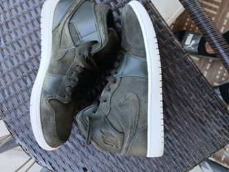 Green jordans size 11.5
