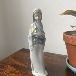Lladro porcelain figurine "Girl with calla lilies"
