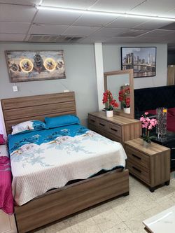 Queen 4 pcs bedroom set wooden* NEW