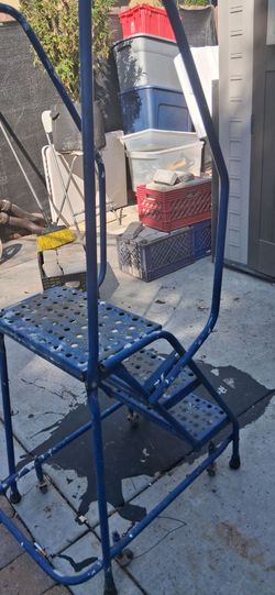 Mobile rolling stair with gaurd rail osha approved