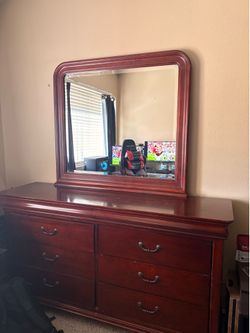 Wooden drawers with mirror