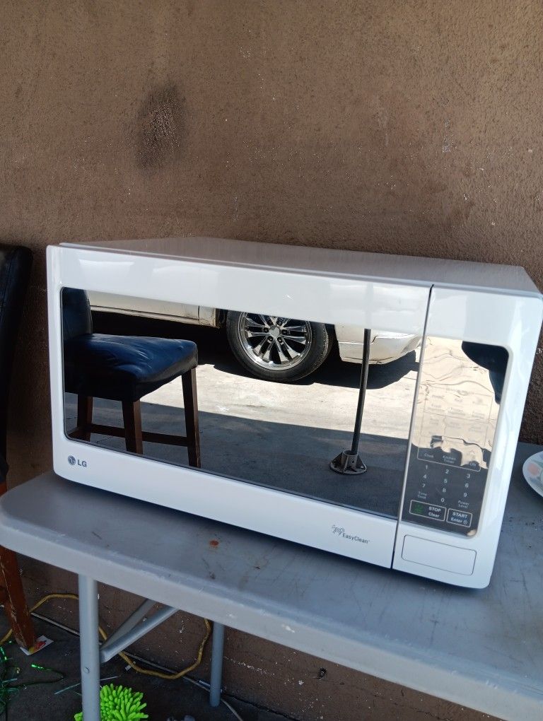 LG Microwave Very Good Condition