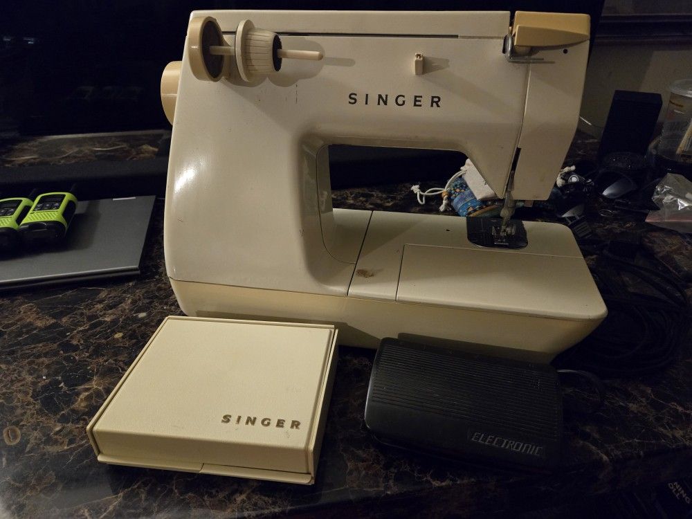 Vintage SINGER TOUCHTRONIC 2010 Sewing Machine Works Great $25 OBO