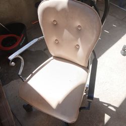 Leather Outdoor Chairs  Tan On Steel Black. Rocker Swivel Seats W Rollers  Set Of 5 No Rips Or Tears  Cost 600 New   50.00 For The Set  20 @