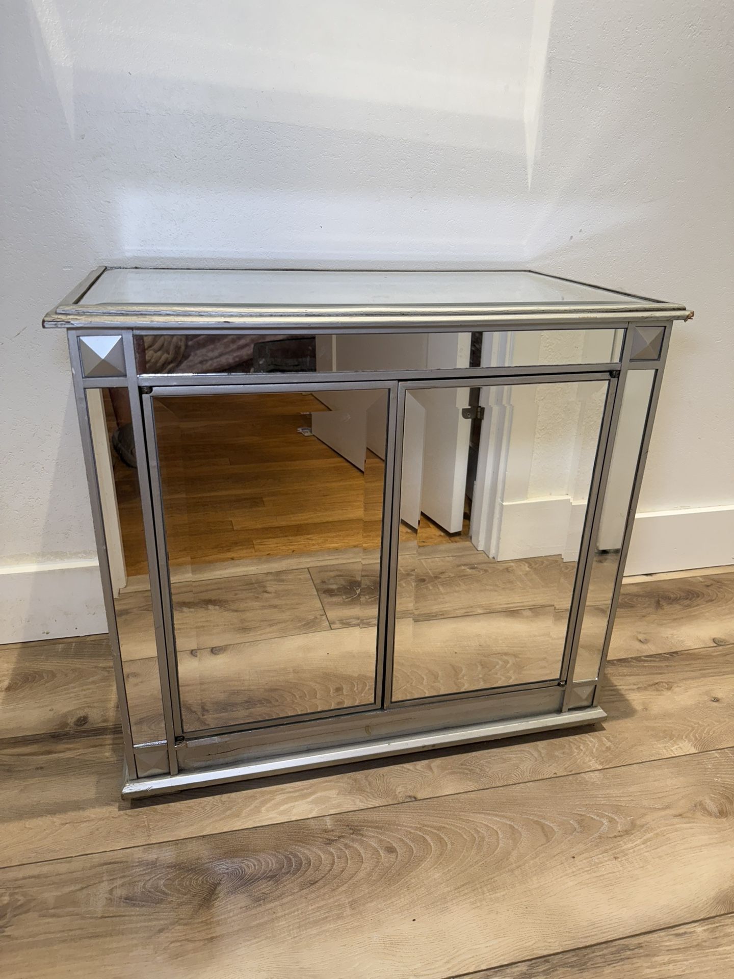Mirrored cabinet Bombay company