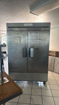 Commercial two door refrigerator