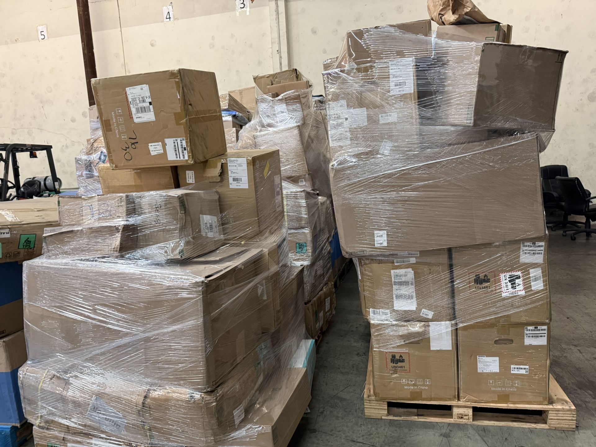 Amazon inventory—mostly brand new with a small quantity of returns. Includes robot vacuums, mattress toppers, decorative wall art, shoe racks, and oth