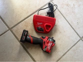 Milwaukee 3/8 Stubby Gun W Charger