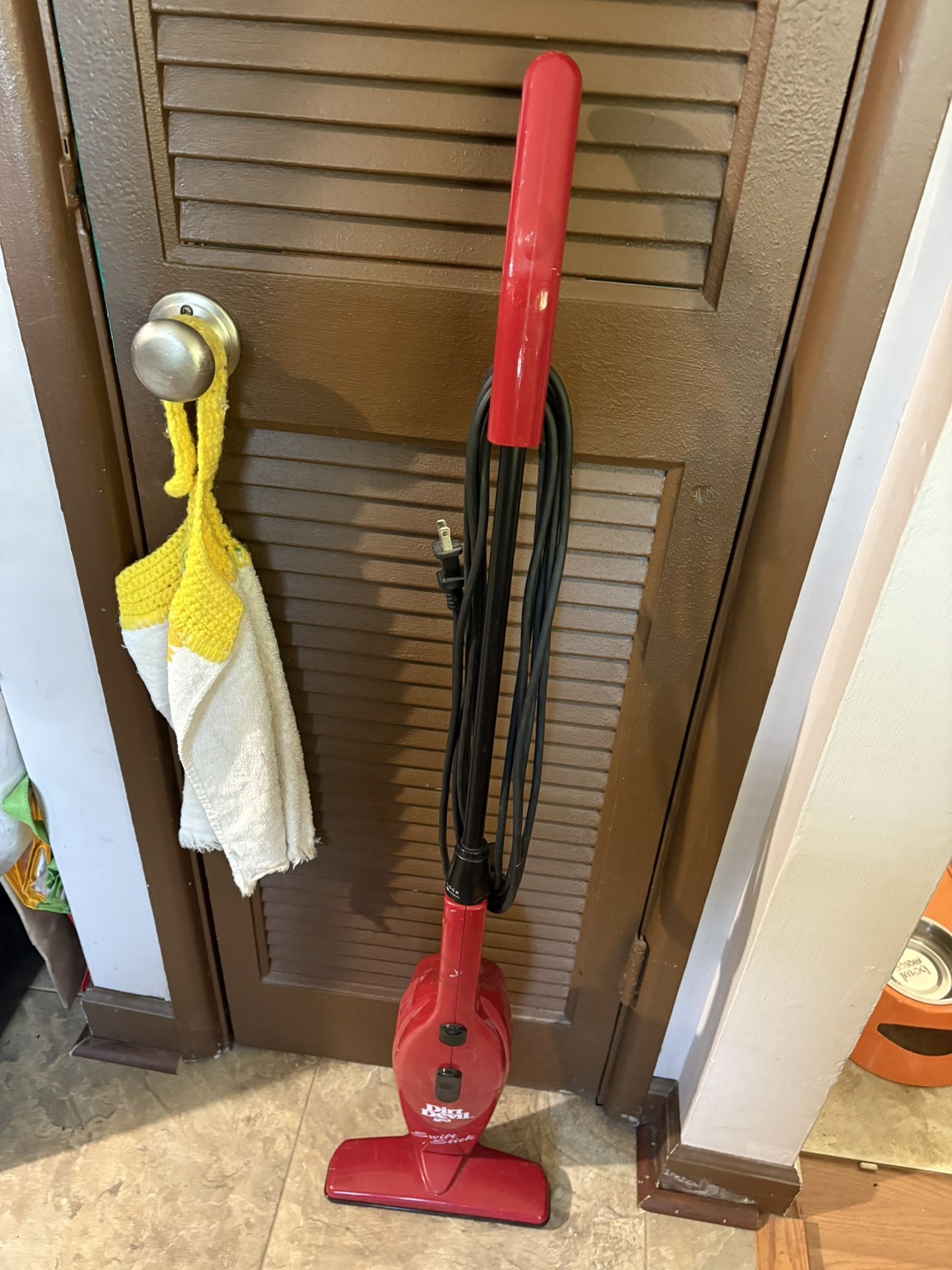 Dirt Devil Lightweight Corded Bagless VACUUM