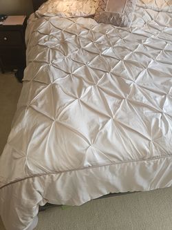 Comforter /  Bedspread. Cal King