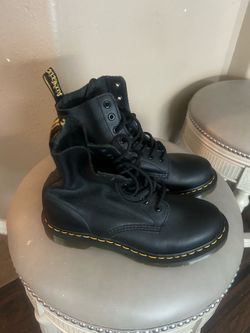 NEW Dr Martens Women’s Boots Size 6