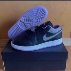 Nike Air Jordan 1 Low SE Black Lilac White Size 6.5y/8w Brand New