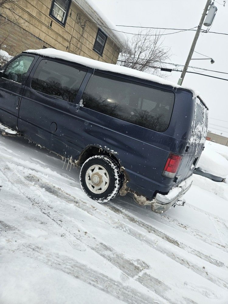 2004 Ford E-350