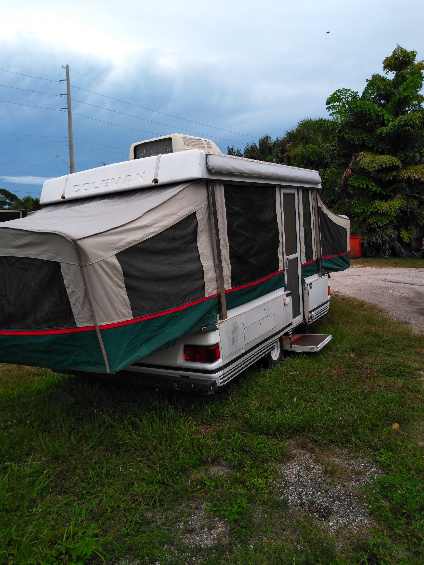95 Coleman Williamsburg pop up 15ft electric Lyft for Sale in Fort