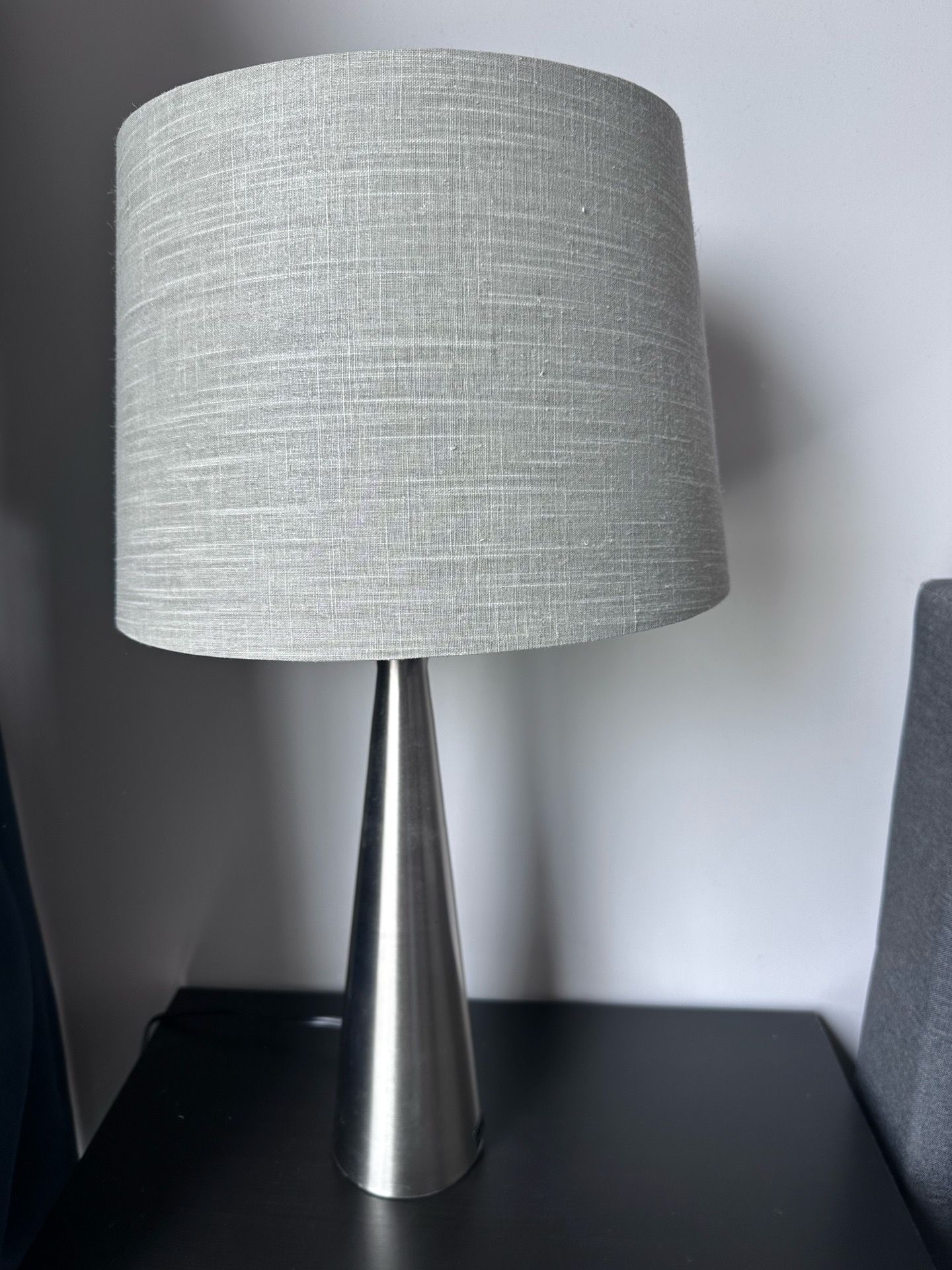 2 tabletop lamps