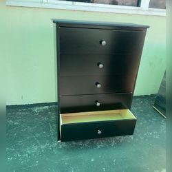 Dresser/ Five Drawer dresser