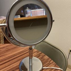 Vintage Round Lighted Magnifying Makeup Mirror
