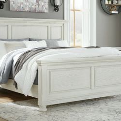 Robbinsdale Queen Panel Bed

