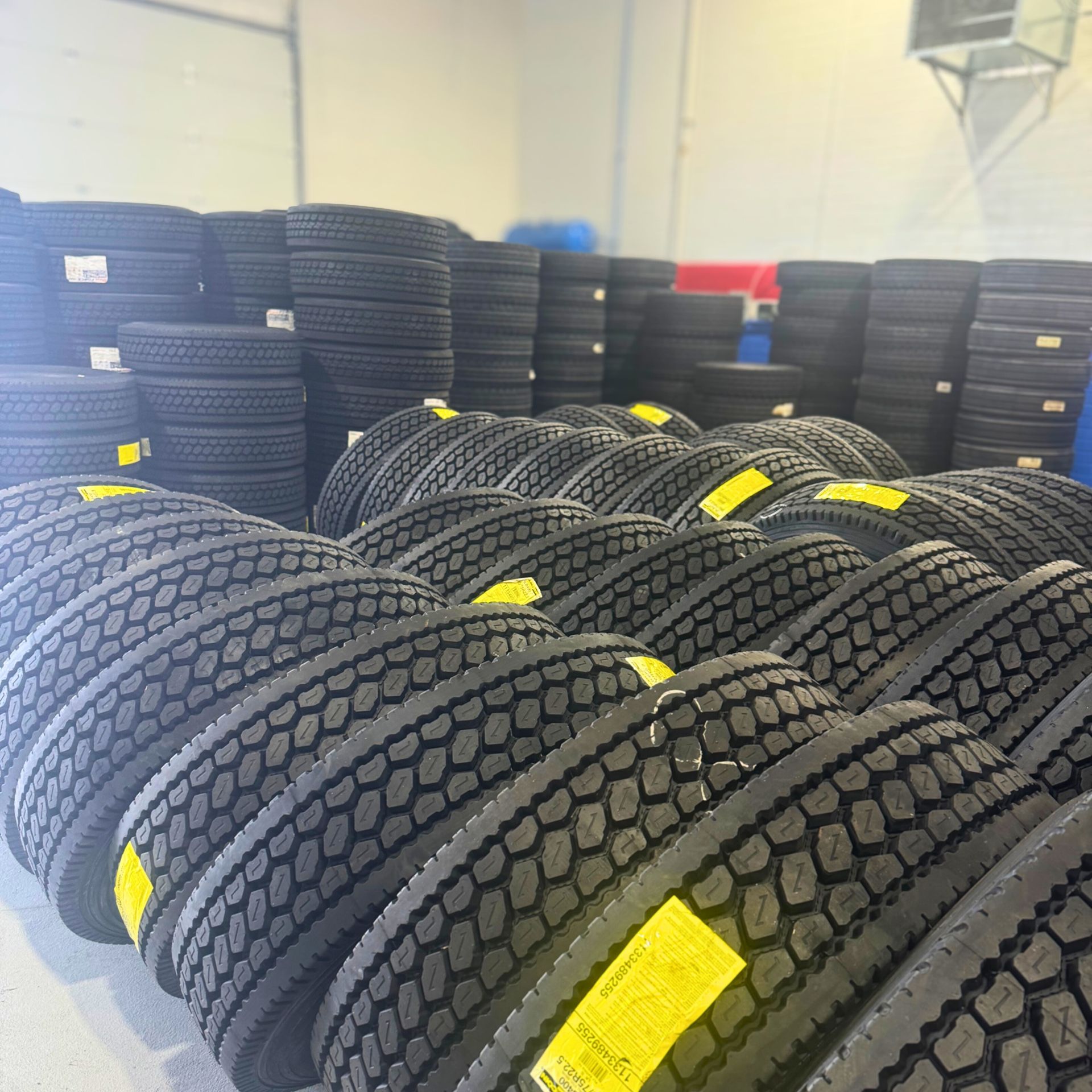 Double Coin RLB400 Truck Drive Tires 295/75R22.5