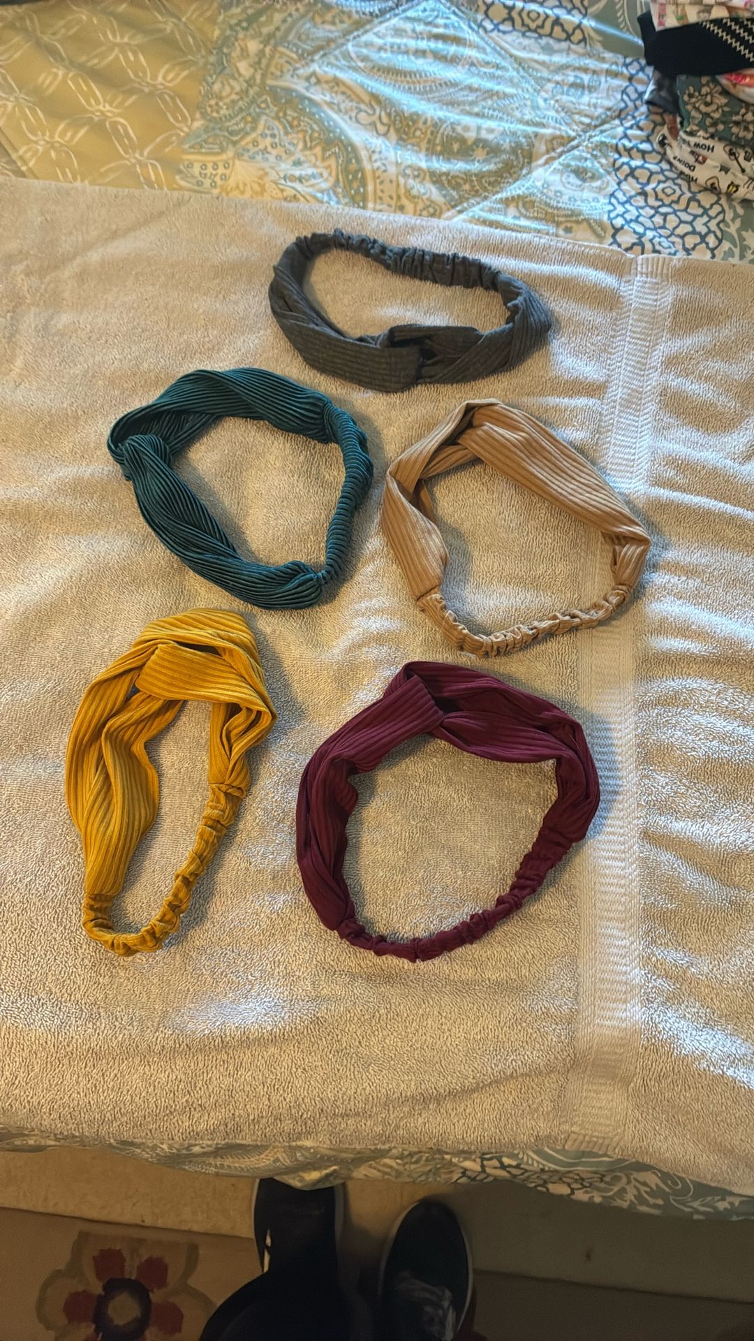 5 Head Bands Like New With Holder