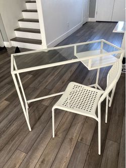 White desk with chair