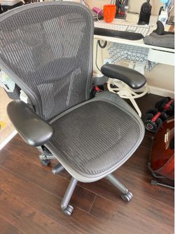 Herman Miller Aeron Chair (Size B) - Classic Comfort (Mesh & Lift in Great Shape!)
