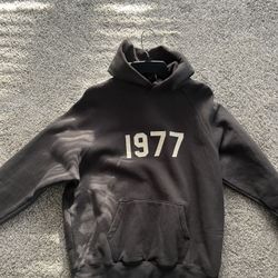 1977 Essential Hoodie