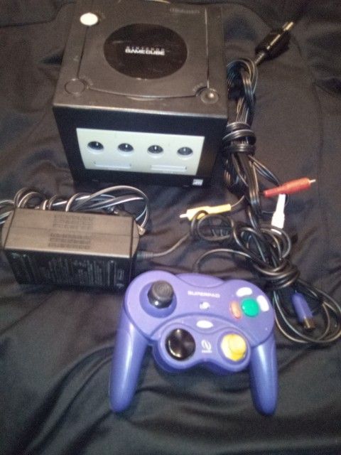 GameCube With 2 Games /Paper Mario&Luigi's Mansion