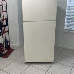 Hot Point Refrigerator 5 Feet