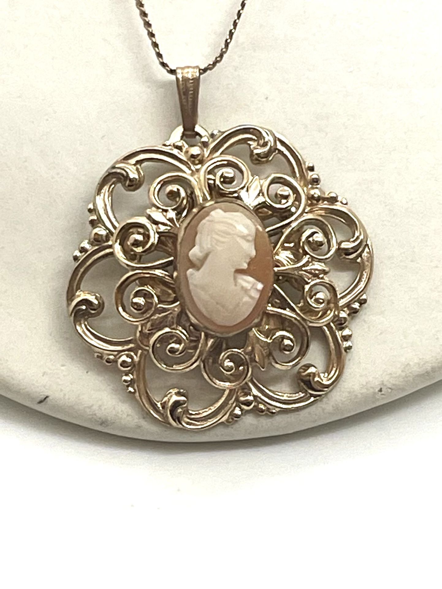 Vintage Cameo Pendant Necklace