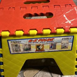 Multicolores Foldable plastic stepping stool mini. 8”tall. 