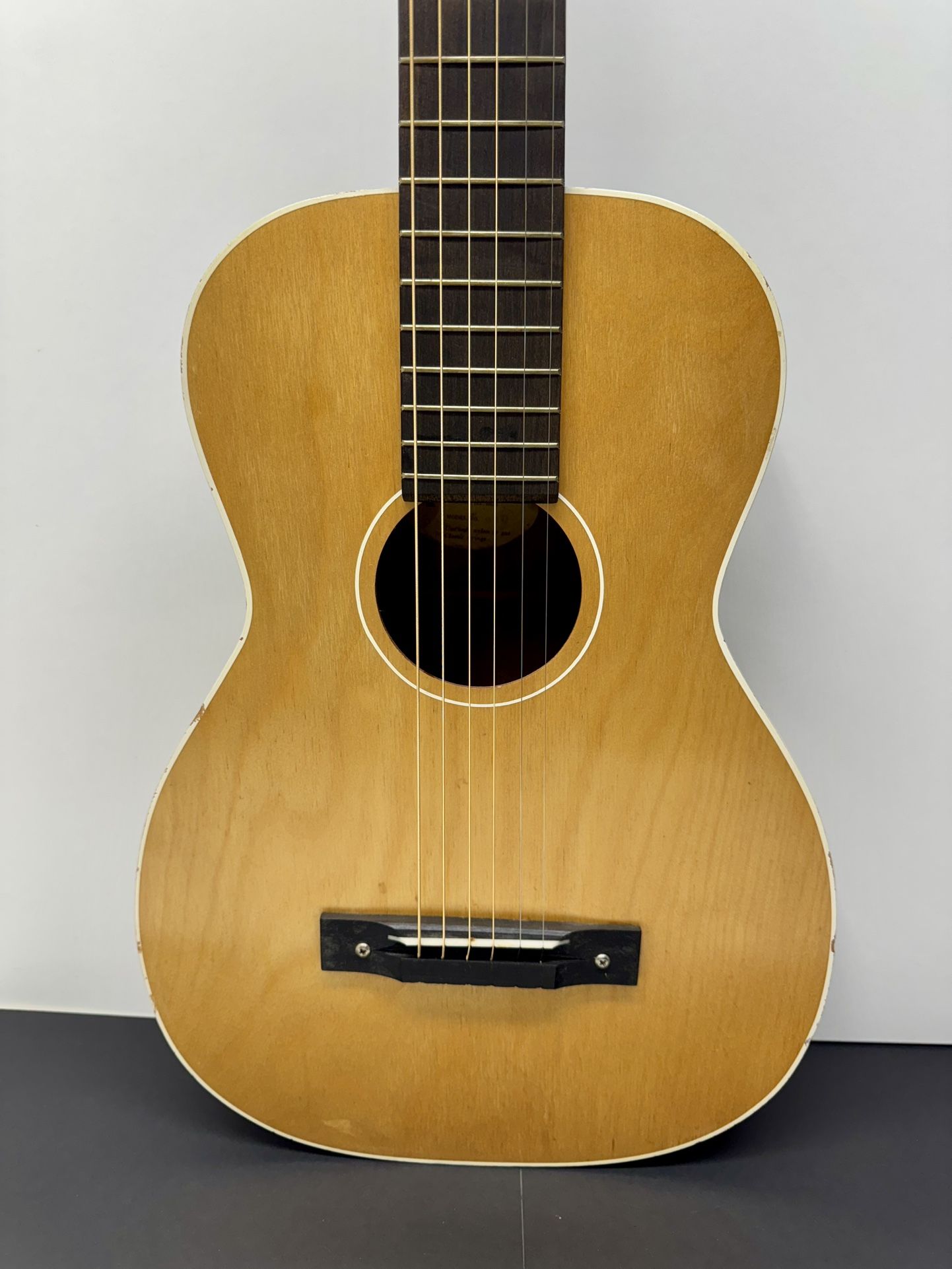 Vintage 1960s Harmony Classic Guitar Model NO. 910 (H910) Rare Guitar In Excellent Condition!
