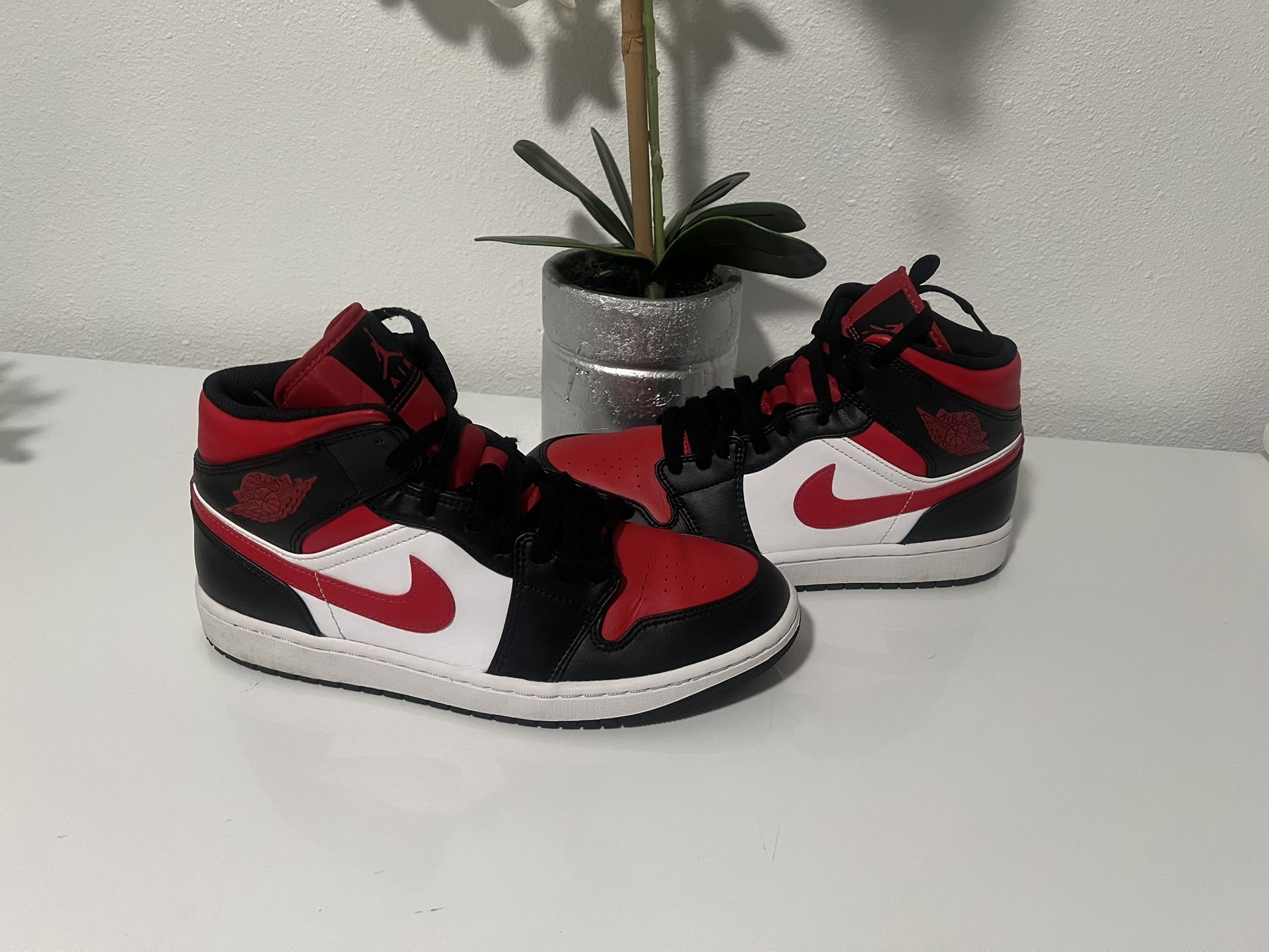 Jordan 1 Mid Size 9