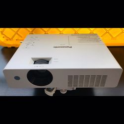  Panasonic PT LX26HU Portable LCD Projector with Speaker 2600 lumens
