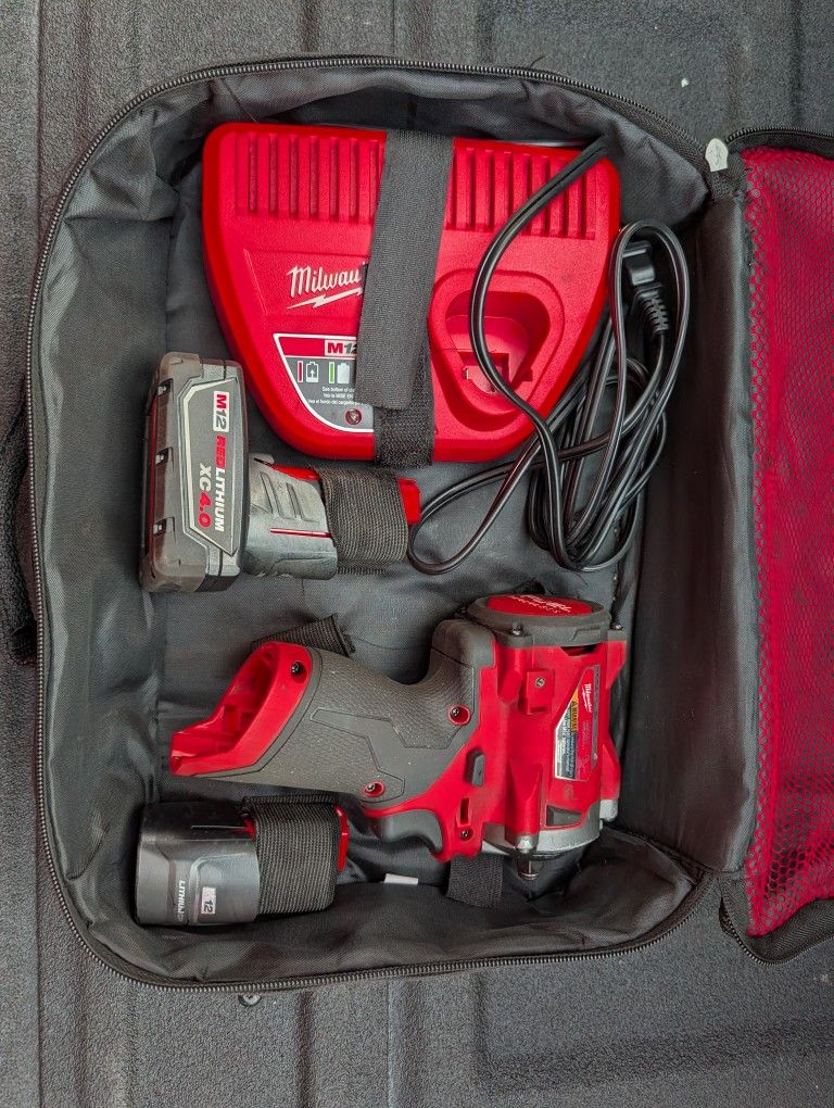 Milwaukee M12 3/8" Impact Kit