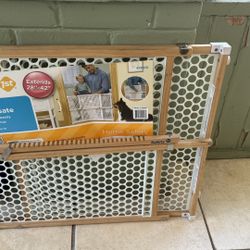 🛡️ Safety 1st 24” Wood Security Gate – Adjustable & Easy to Install