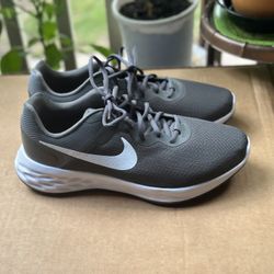 Nike Revolution 104E For $ 55