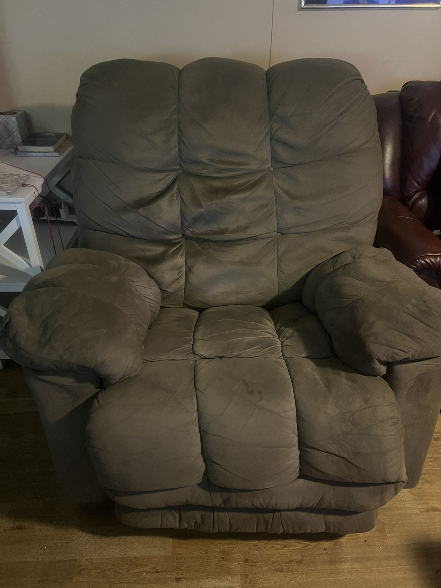Big Wide Comfy Recliner Lounger /sleeper !!
