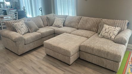 U Shape Sectional.🚚WE DELIVER🚚