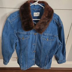 Women's Denim VINTAGE  Jacket With Real Fur Collar  From  LIZ CLAIBORNE STUDIO 