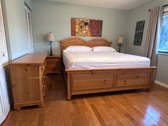 Broyhill Fontana King Bedroom Set - Solid Knotty Pine - Bed, 6 Drawer Dresser, 2 Nightstands