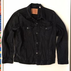 Levi’s Men’s Distressed Denim Trucker Jacket (Black) — Size Large
