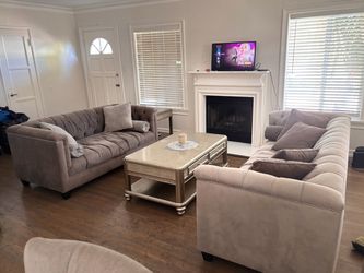 Living room and dining table set must sell moving