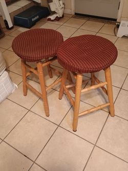 2- banquitos de madera $25- cada uno $25- EACH - OILDALE
