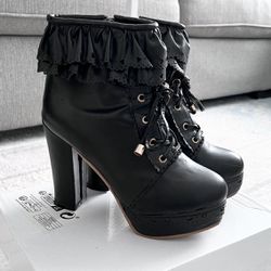 Black Wonen’s Boots (Size 6)