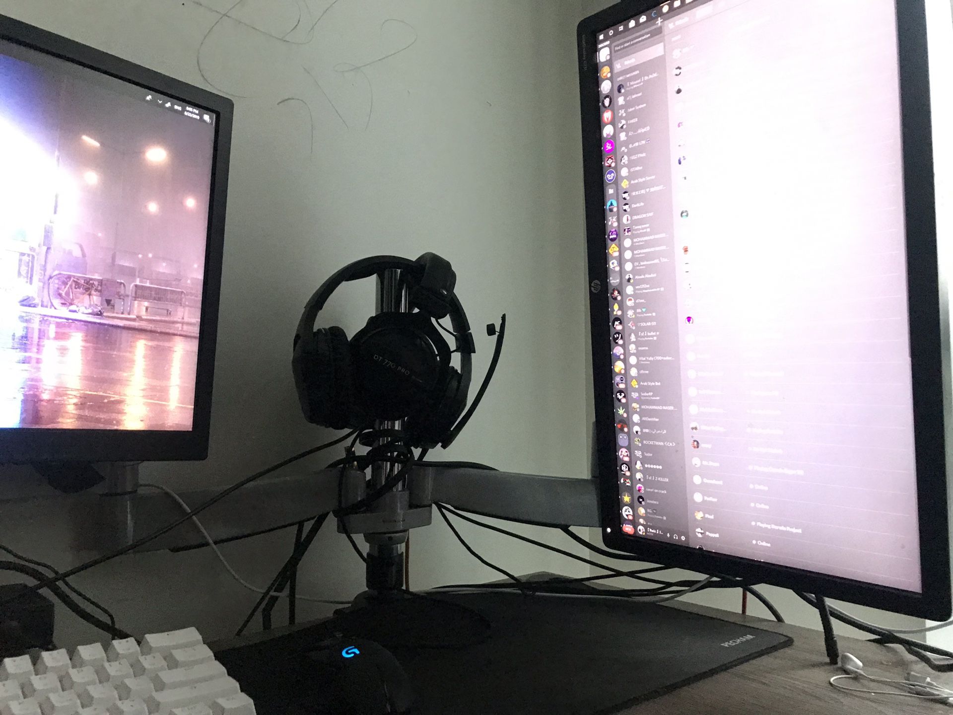 2 Monitors with Stand [ 74hz when overclocked ]