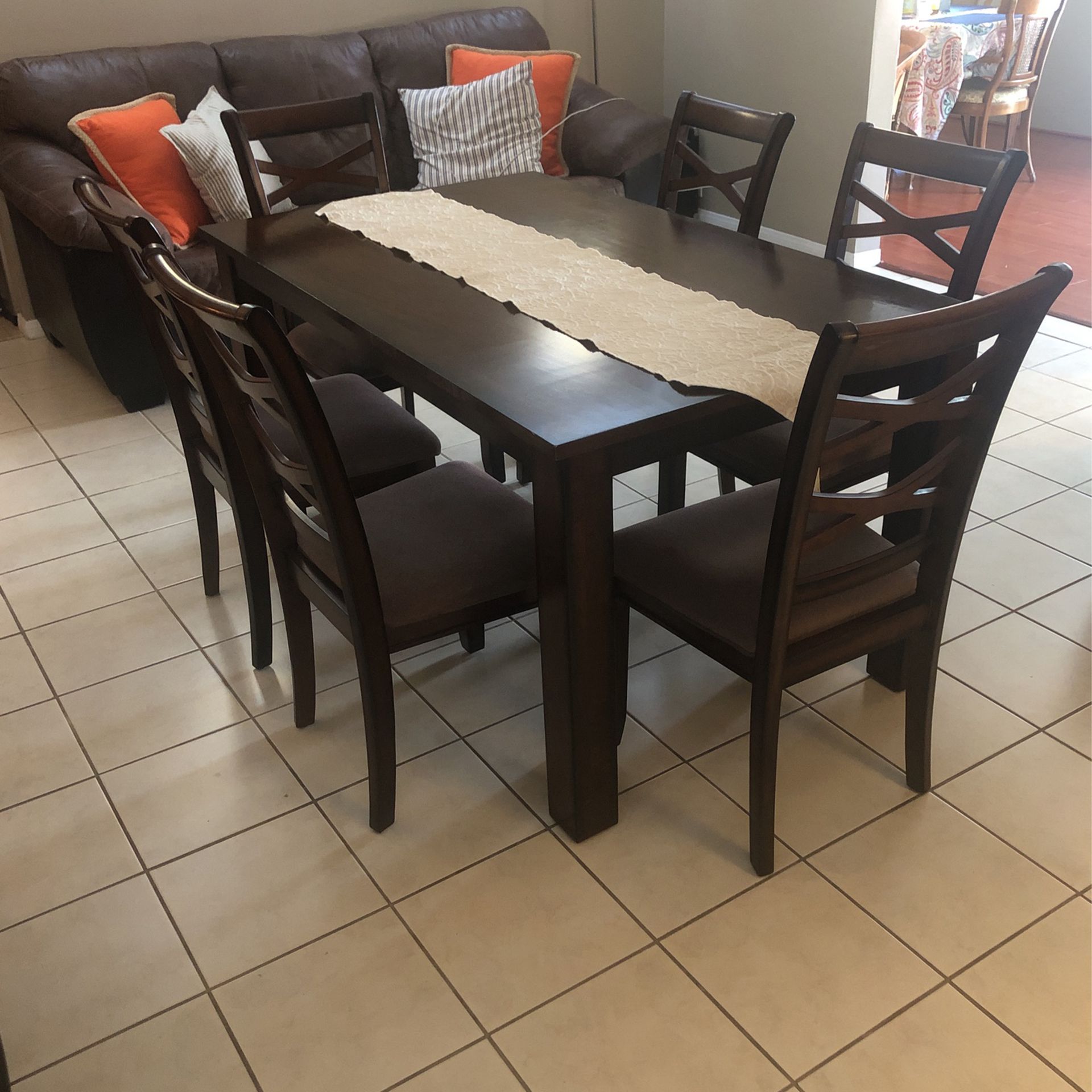 Dining Table and 6 Chairs 