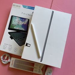 Apple IPad 8th Generation (2020 Model) Wifi + cellular (Unlocked) with pen, keyboard, original box and accessories 
