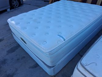 Nice Comfortable Quality Super Thick Queen-size Pillow Top Mattress and Box spring (no bed frame)
